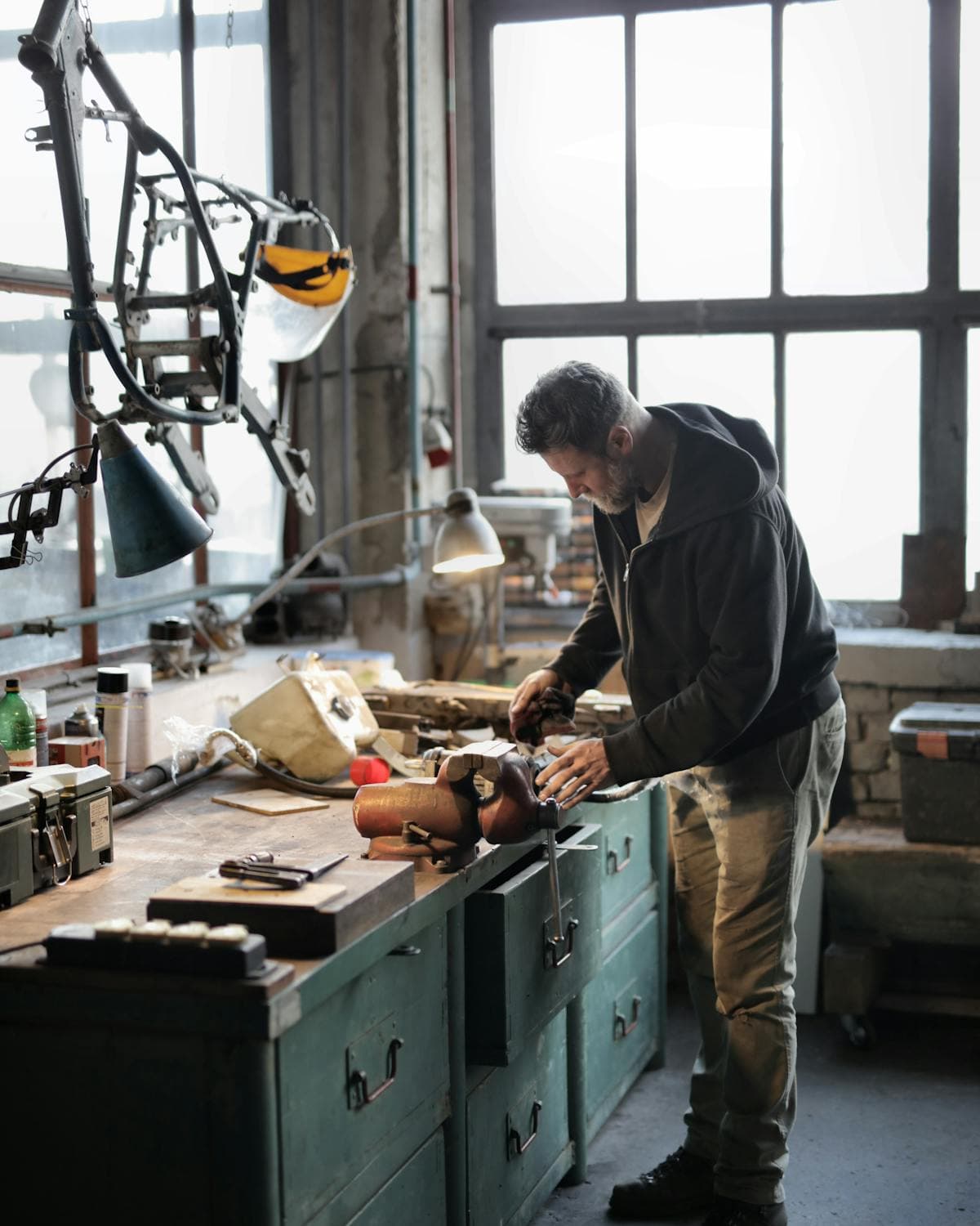 Szerelő a műhelyben